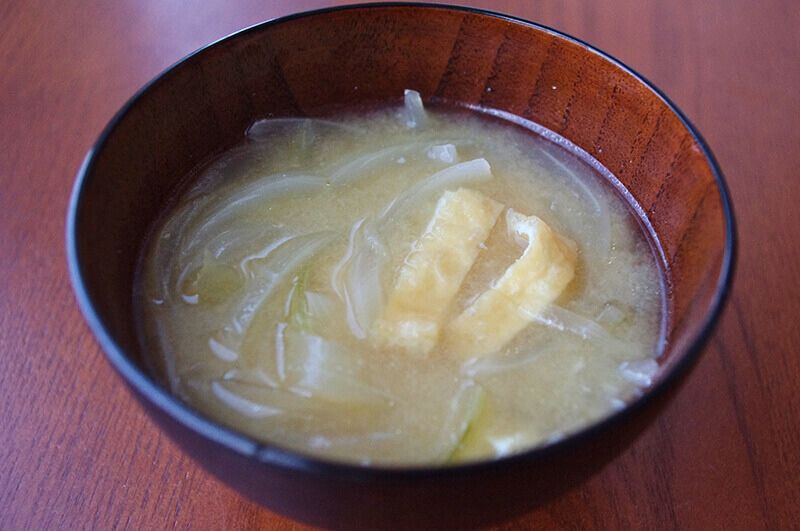 玉ねぎと油あげのみそ汁