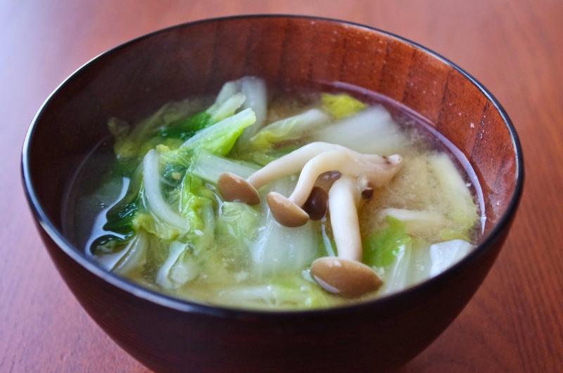 白菜としめじのみそ汁
