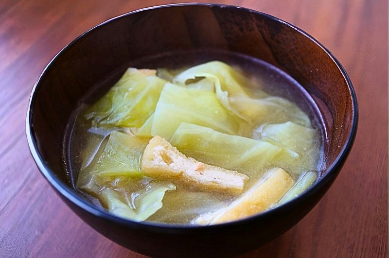 キャベツと油あげのみそ汁