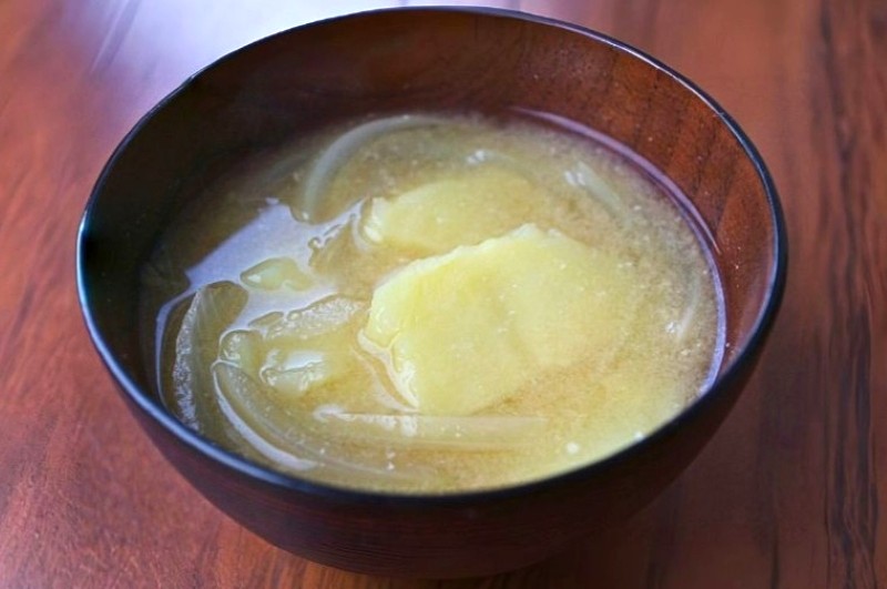 じゃがいもと玉ねぎのみそ汁