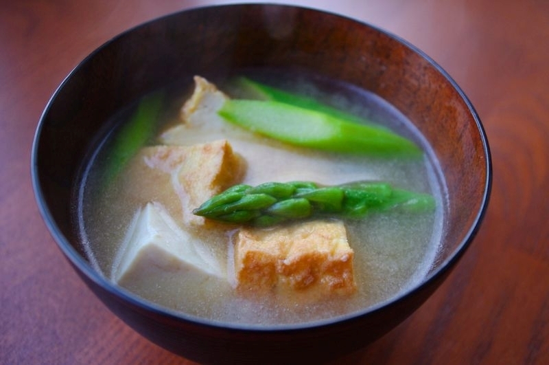 厚揚げとアスパラのみそ汁