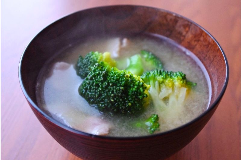 ブロッコリーとベーコンのみそ汁