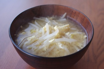 もやしと卵のみそ汁